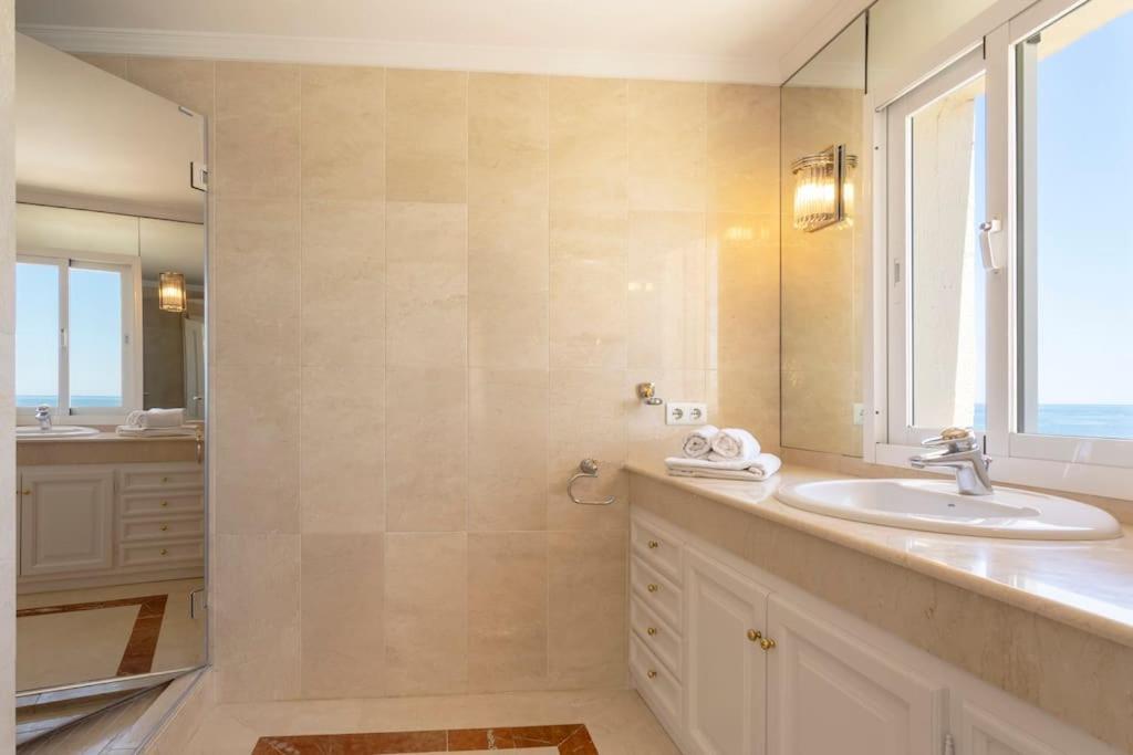 Estepona Luxury Seafront Penthouse With Parking Exterior photo